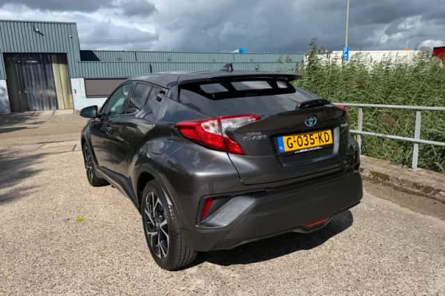 Toyota C-HR (2019) thumbnail 4