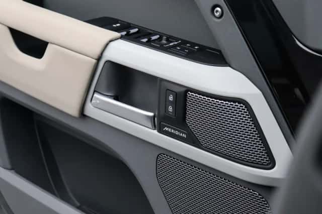 Land Rover Defender (2024) thumbnail 11