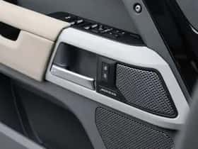 Land Rover Defender (2024) thumbnail 11