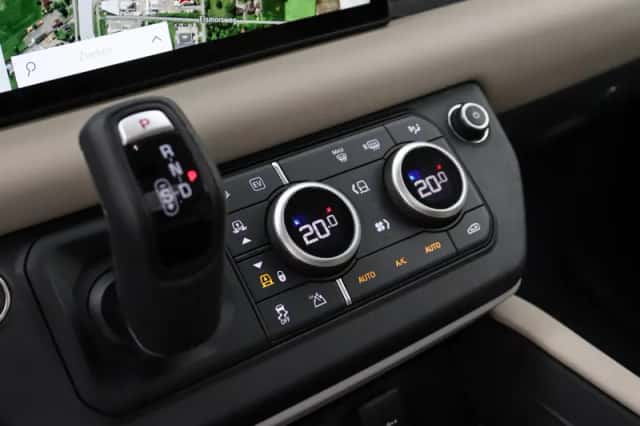 Land Rover Defender (2024) thumbnail 12
