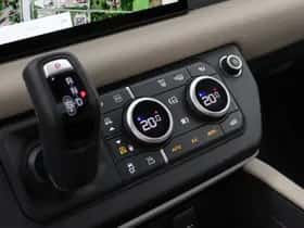 Land Rover Defender (2024) thumbnail 12