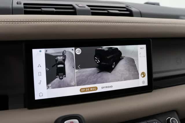 Land Rover Defender (2024) thumbnail 14
