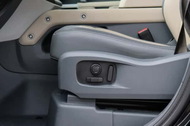 Land Rover Defender (2024) thumbnail 16