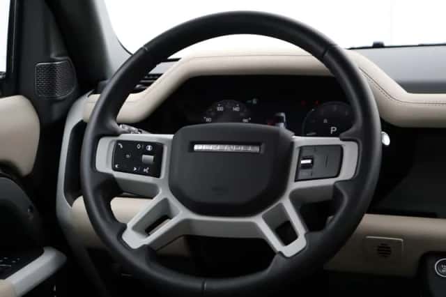 Land Rover Defender (2024) thumbnail 17