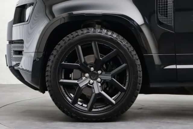 Land Rover Defender (2024) thumbnail 6