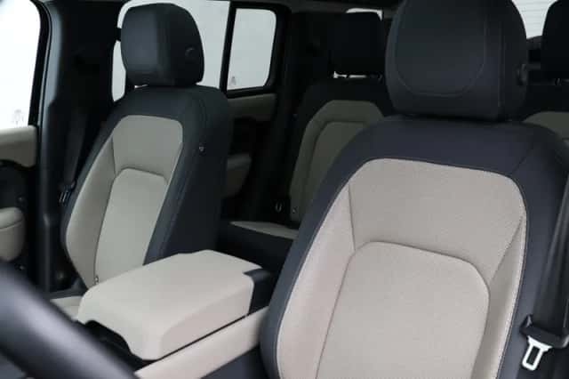 Land Rover Defender (2024) thumbnail 9