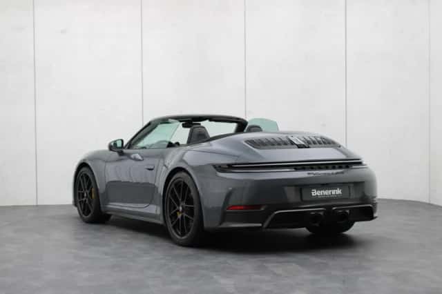 Porsche 911 (2025) thumbnail 3