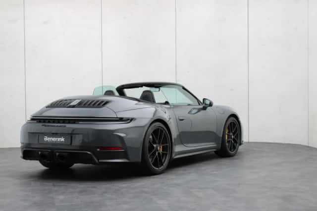 Porsche 911 (2025) thumbnail 4