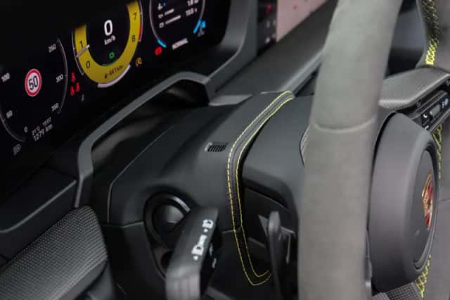 Porsche 911 (2025) thumbnail 18