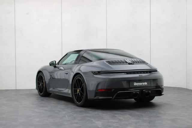 Porsche 911 (2025) thumbnail 3