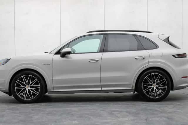 Porsche Cayenne (2025) thumbnail 2