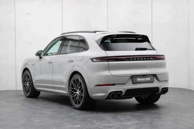 Porsche Cayenne (2025) thumbnail 3