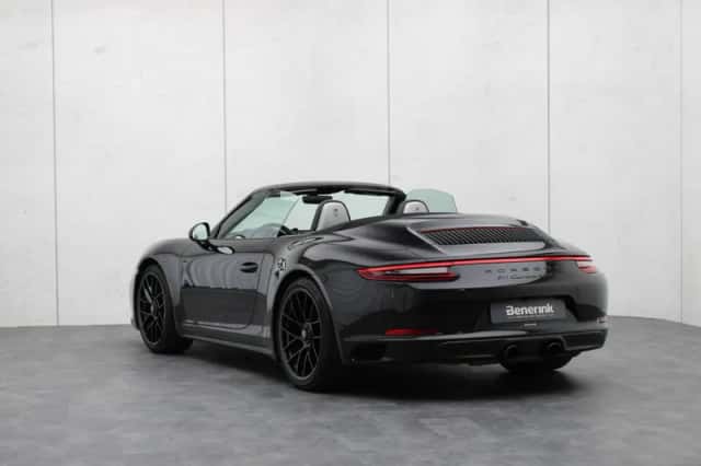 Porsche 911 (2017) thumbnail 3