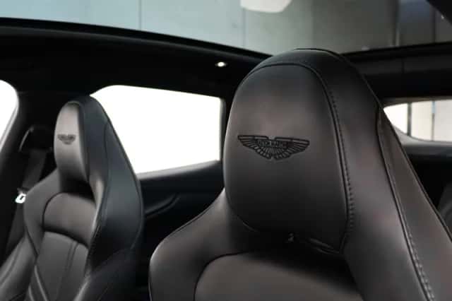 Aston Martin Dbx (2023) thumbnail 10