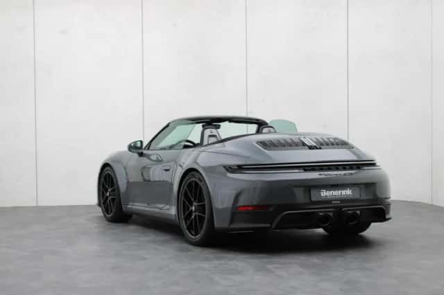 Porsche 911 (2025) thumbnail 3
