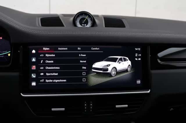 Porsche Cayenne (2023) thumbnail 14