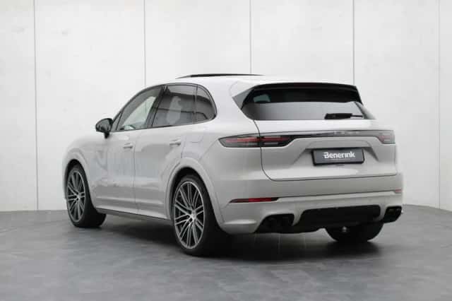 Porsche Cayenne (2023) thumbnail 3