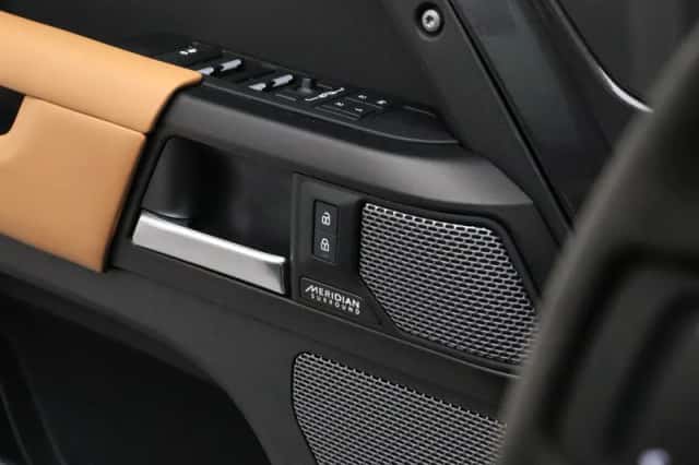 Land Rover Defender (2023) thumbnail 11