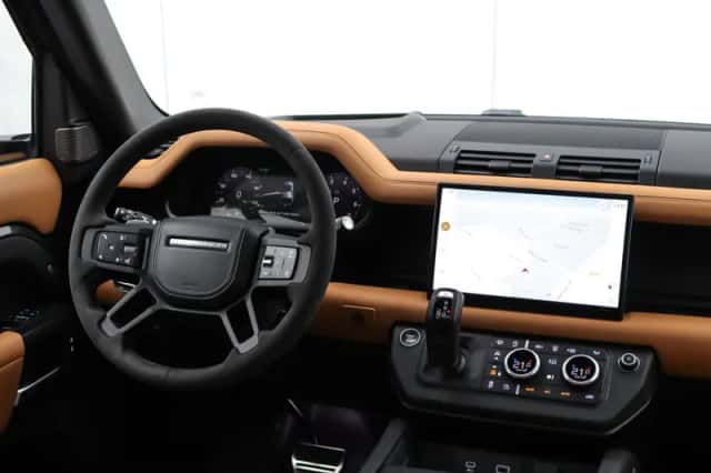 Land Rover Defender (2023) thumbnail 14