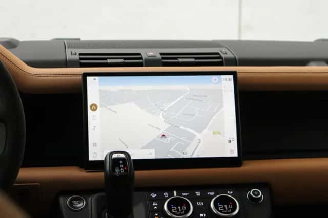Land Rover Defender (2023) thumbnail 15