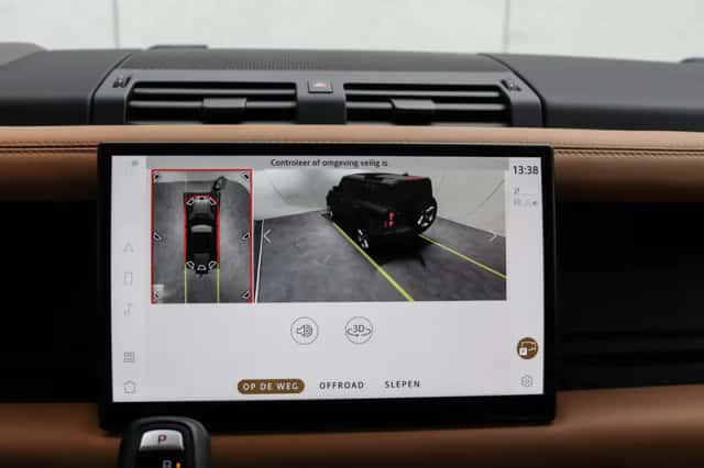 Land Rover Defender (2023) thumbnail 16