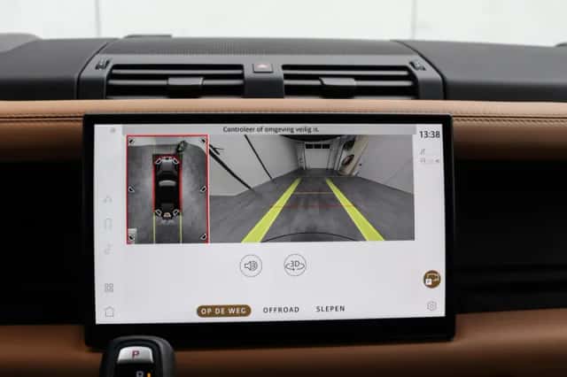 Land Rover Defender (2023) thumbnail 22