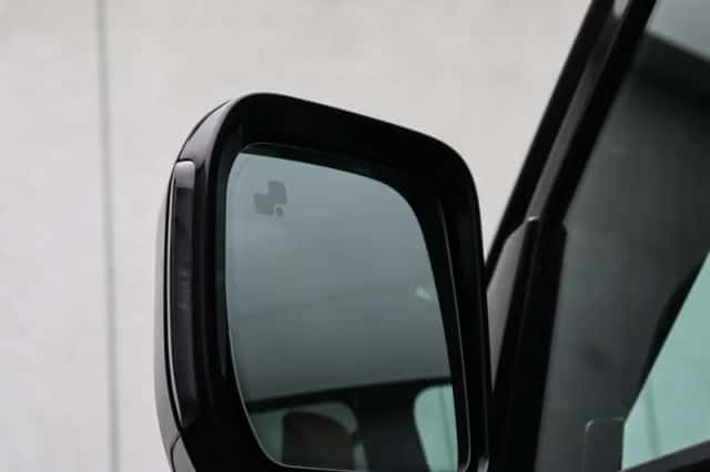 Land Rover Defender (2023) thumbnail 28