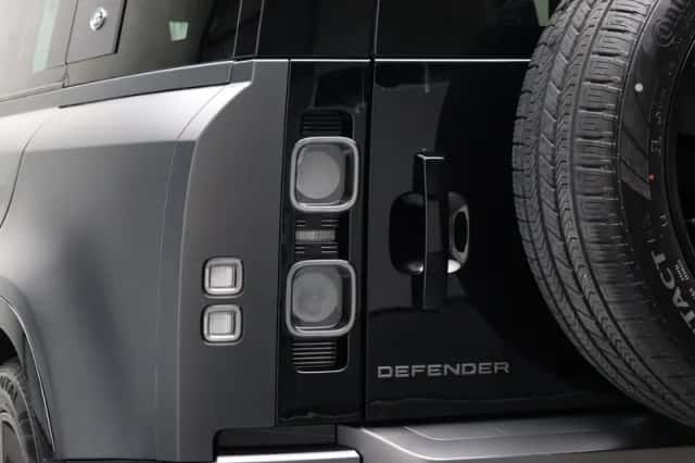 Land Rover Defender (2023) thumbnail 31
