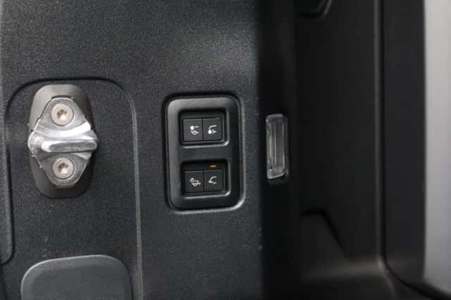 Land Rover Defender (2023) thumbnail 32