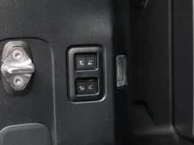 Land Rover Defender (2023) thumbnail 32