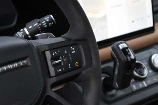 Land Rover Defender (2023) thumbnail 9