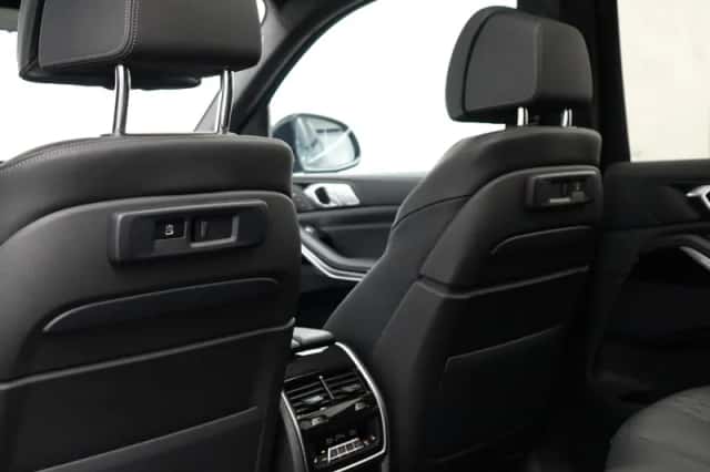 BMW X7 (2022) thumbnail 35