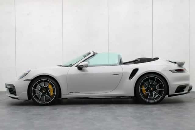 Porsche 911 (2023) thumbnail 2