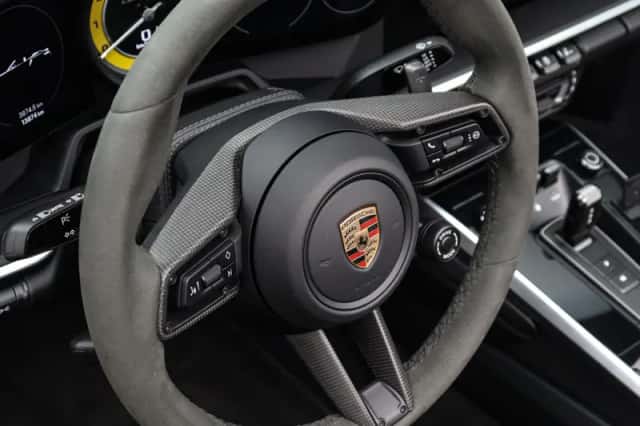 Porsche 911 (2023) thumbnail 13