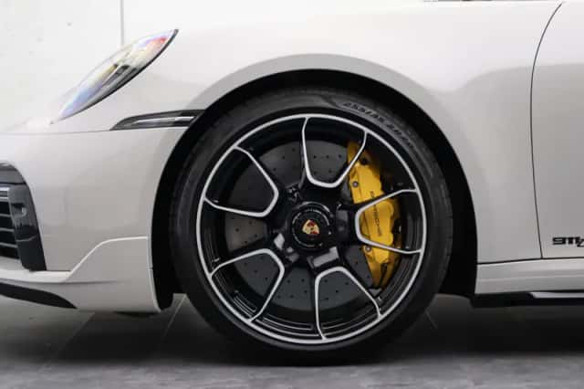 Porsche 911 (2023) thumbnail 6