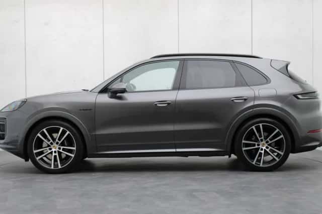 Porsche Cayenne (2023) thumbnail 2