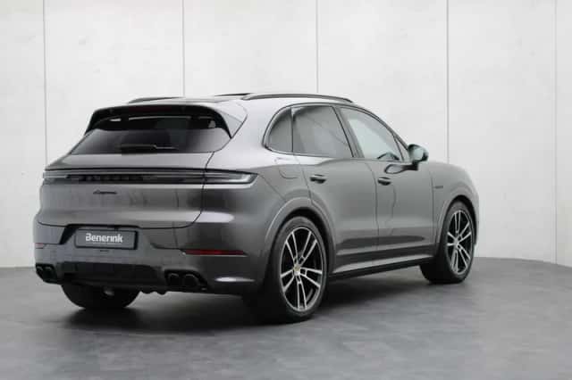Porsche Cayenne (2023) thumbnail 3