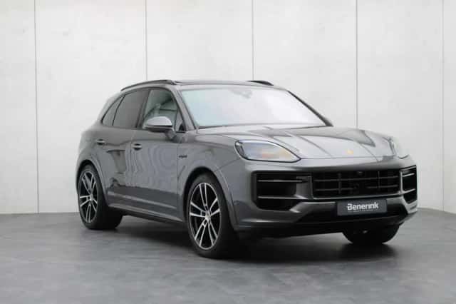 Porsche Cayenne (2023) thumbnail 4