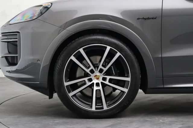 Porsche Cayenne (2023) thumbnail 5