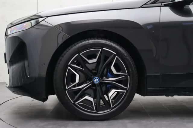 BMW iX (2021) thumbnail 6