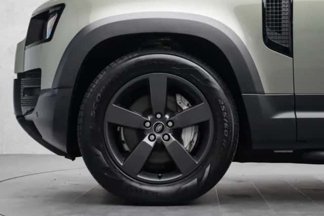Land Rover Defender (2023) thumbnail 6