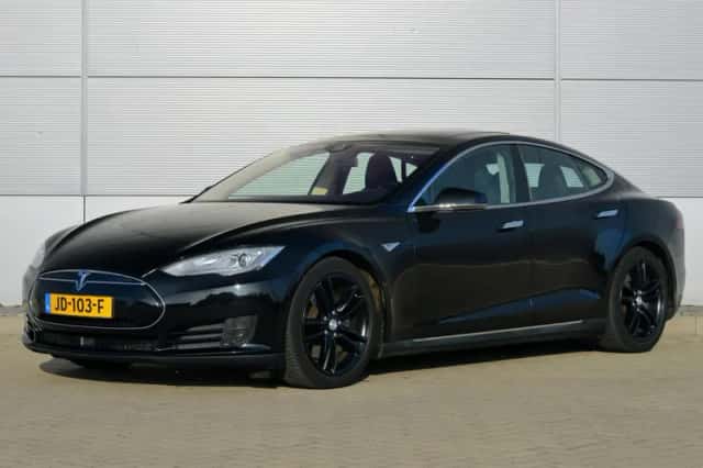 Tesla Model S (2016) thumbnail 1