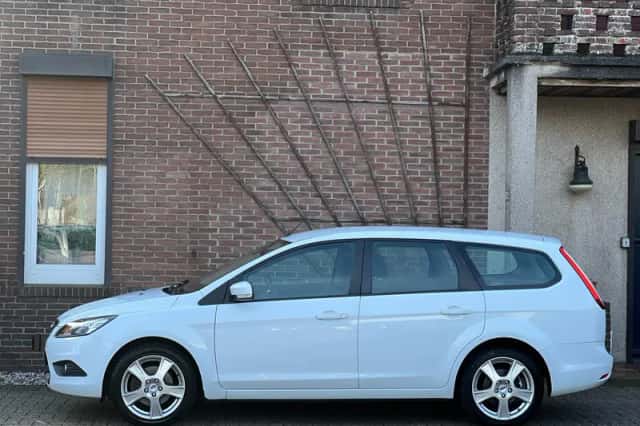 Ford Focus (2008) thumbnail 3