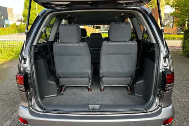 Toyota PREVIA (2004) thumbnail 3