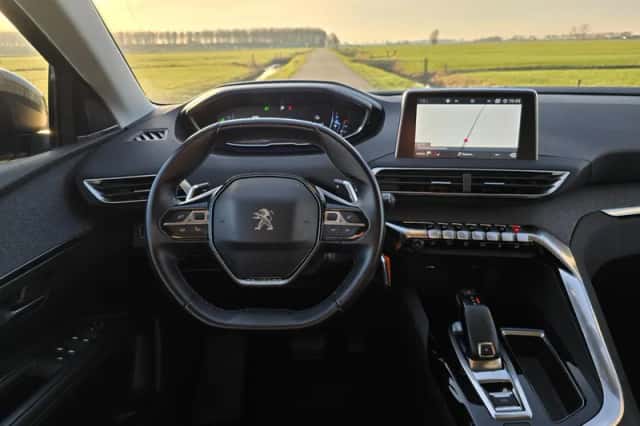 Peugeot 3008 (2017) thumbnail 3