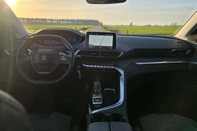 Peugeot 3008 (2017) thumbnail 5
