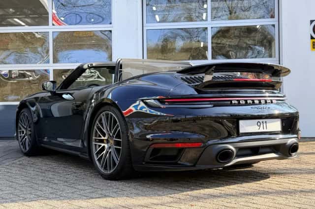 Porsche 911 (2024) thumbnail 2