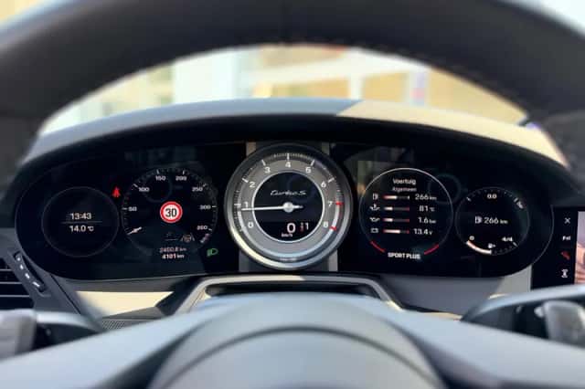Porsche 911 (2024) thumbnail 6