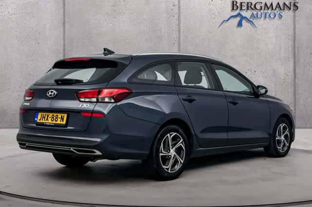 Hyundai i30 (2022) thumbnail 3