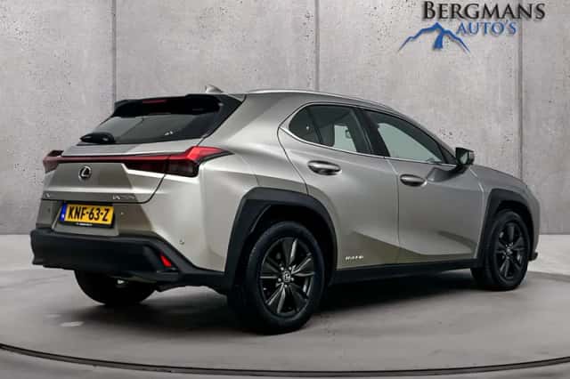 Lexus UX (2019) thumbnail 3